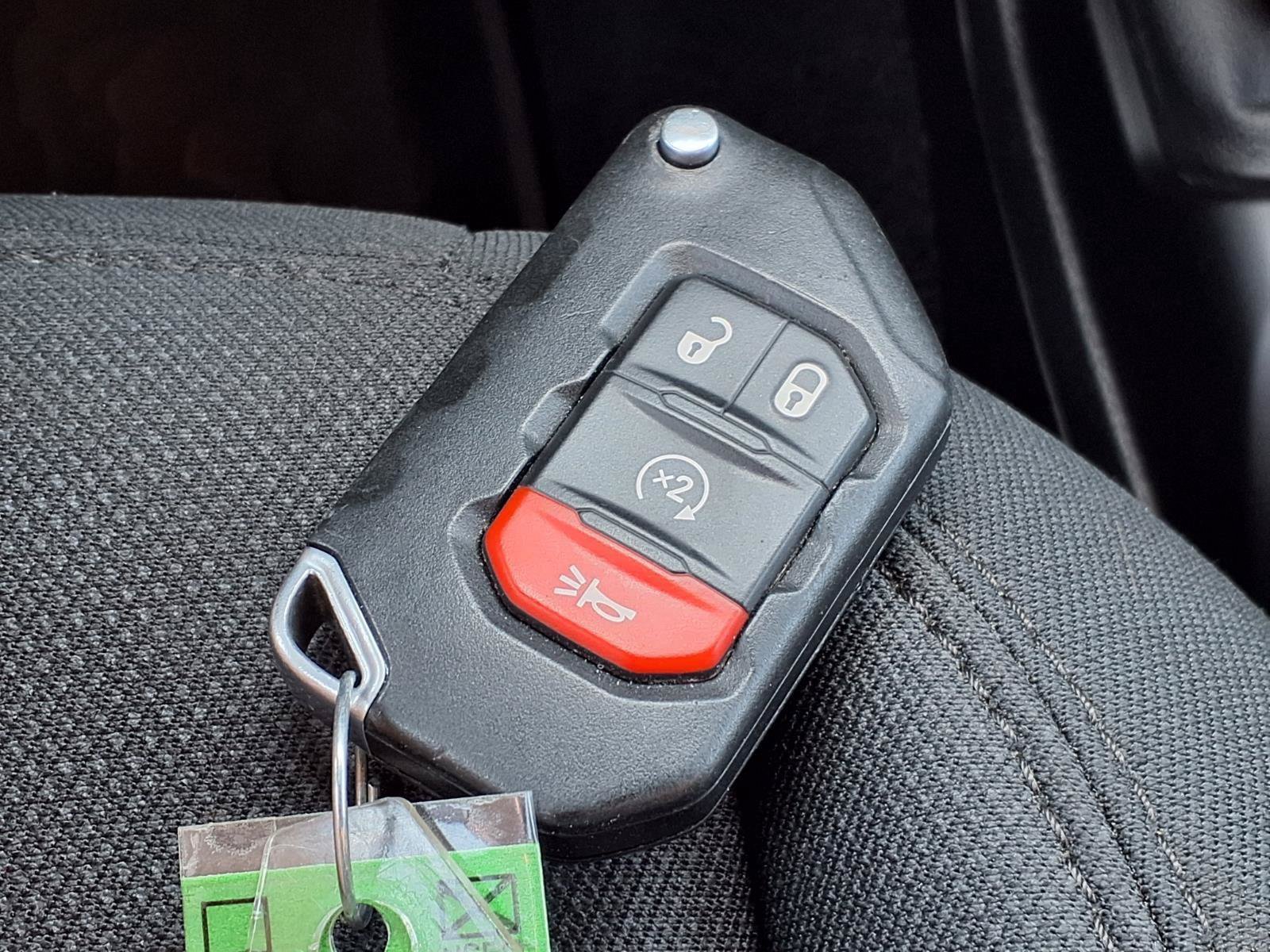 Used 2018 Jeep Wrangler Unlimited Sahara AWD/4WD image 14