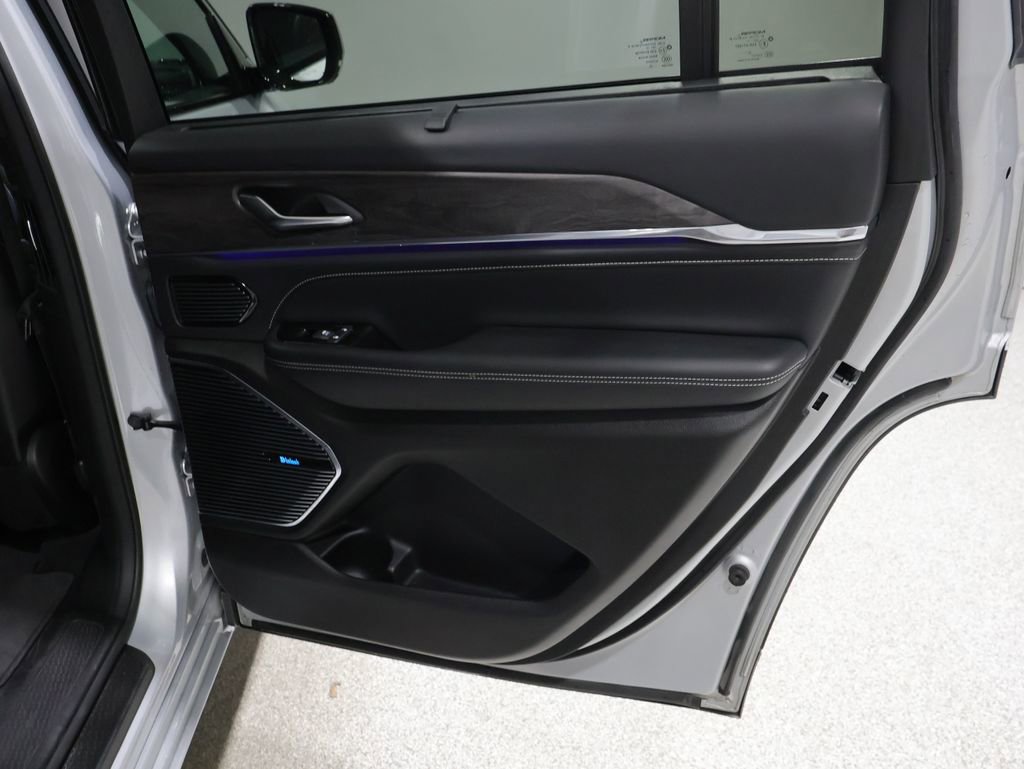 Used 2022 Jeep Grand Cherokee L Overland w/ Advanced Protech Group III AWD/4WD image 22