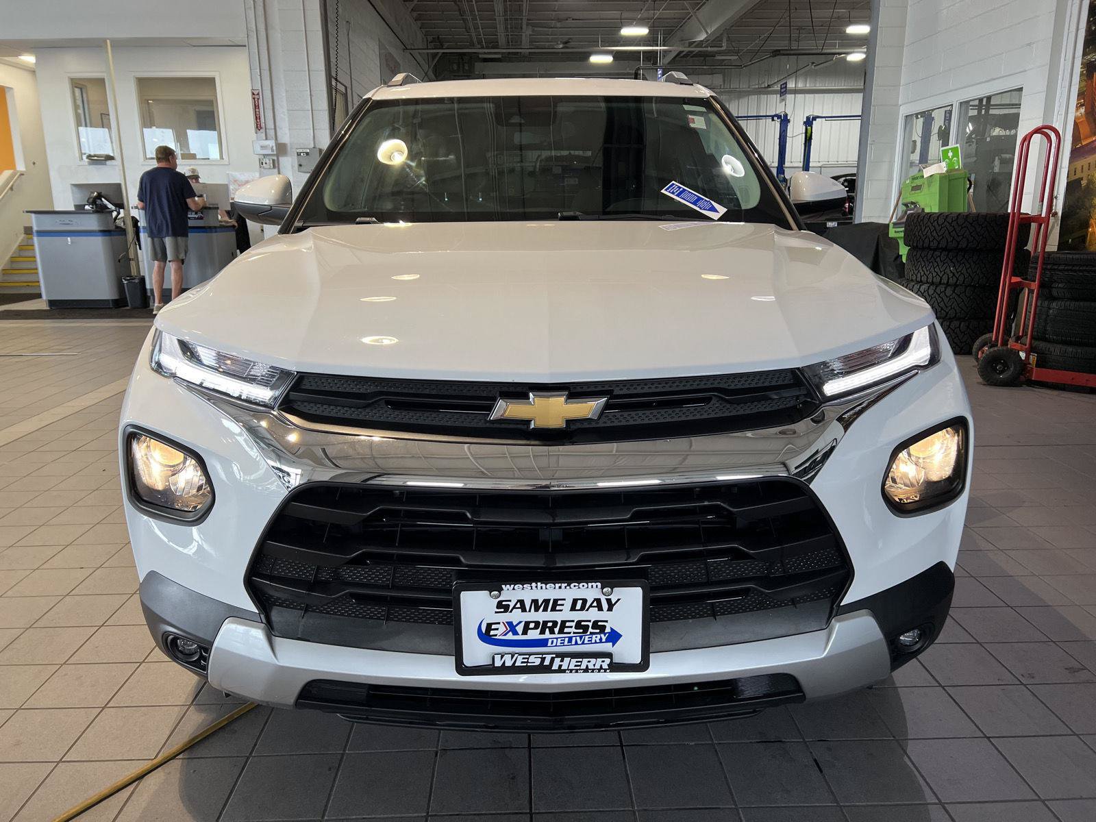 Used 2022 Chevrolet TrailBlazer LT FWD image 2