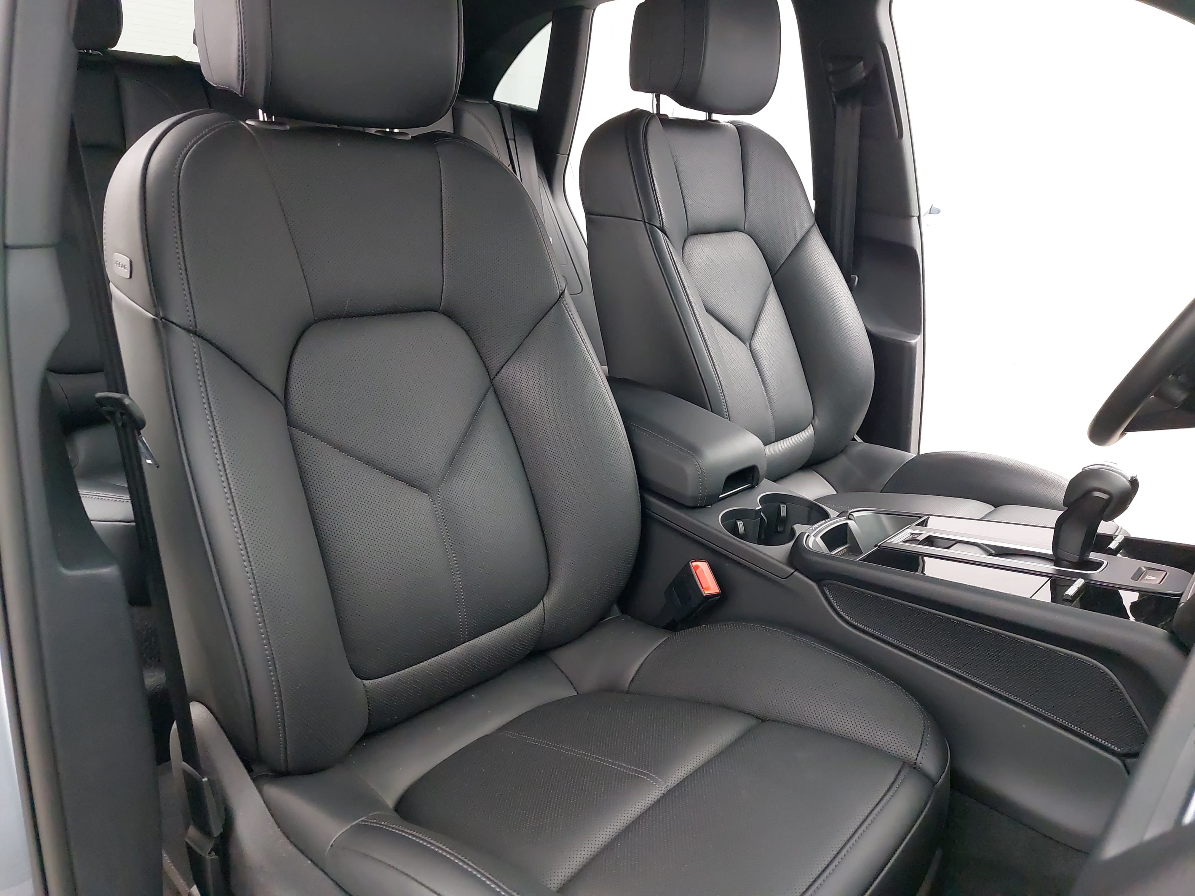 Certified 2026 Porsche Macan AWD/4WD image 12