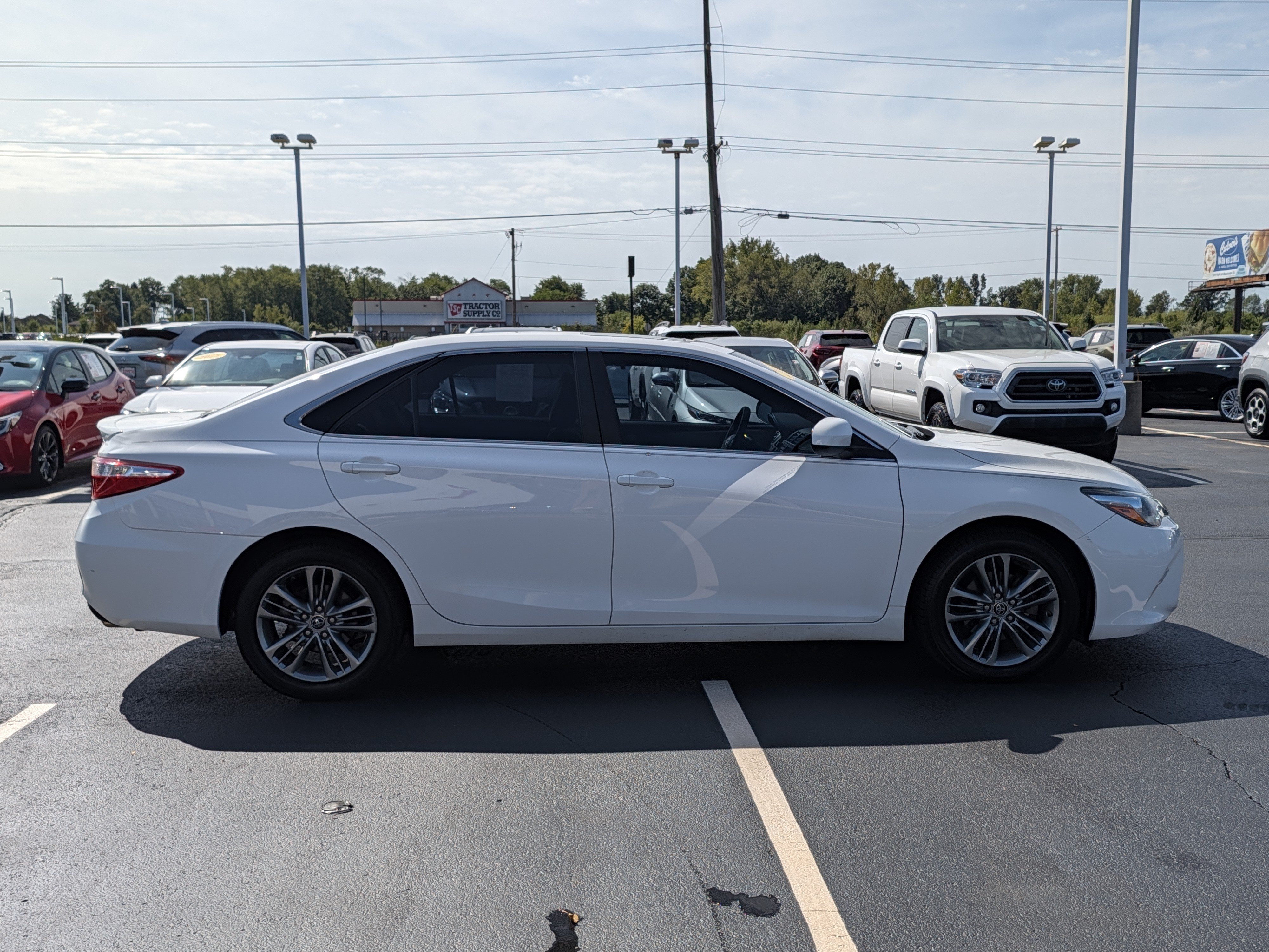 Used 2015 Toyota Camry SE w/ Moonroof Package FWD image 9
