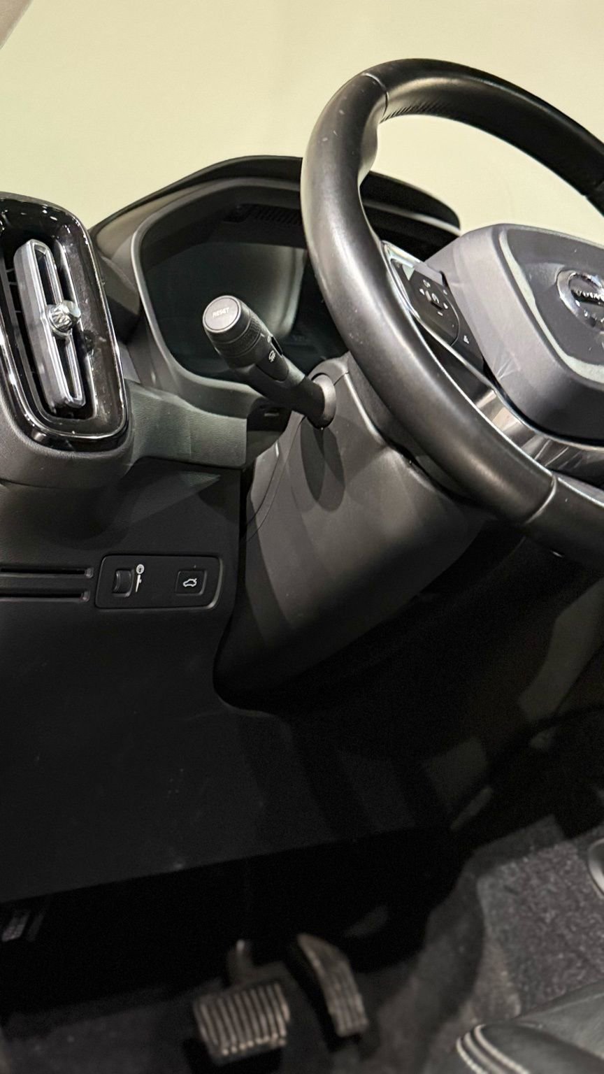 Used 2020 Volvo XC40 T5 Momentum image 35