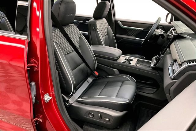 Used 2025 GMC Acadia Denali w/ Super Cruise Package image 8