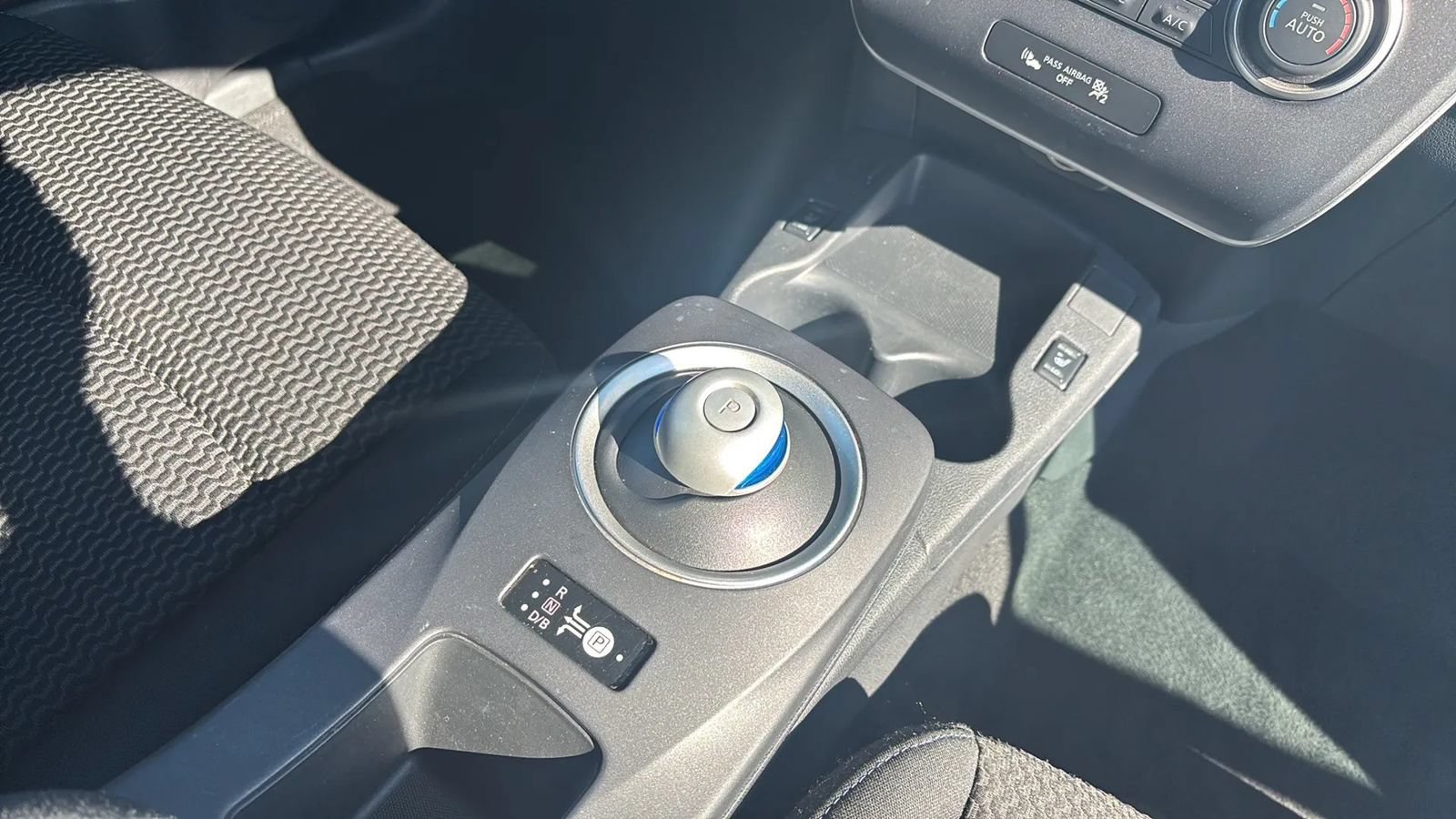 Used 2015 Nissan Leaf S FWD image 11