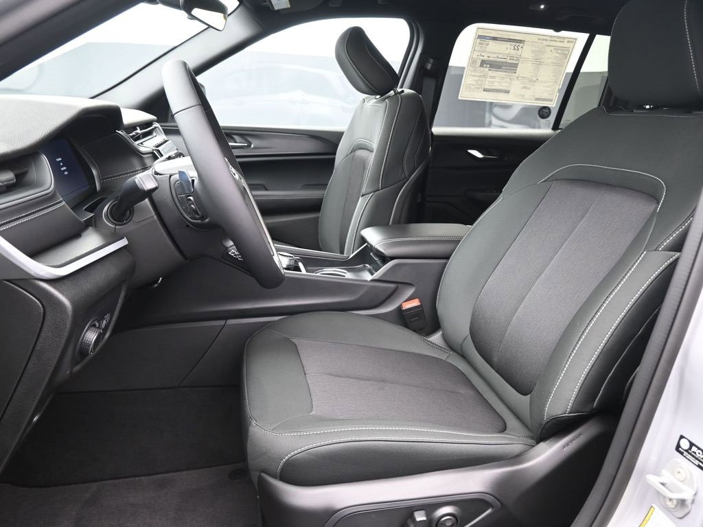 New 2025 Jeep Grand Cherokee Laredo w/ Luxury Tech Group I image 12