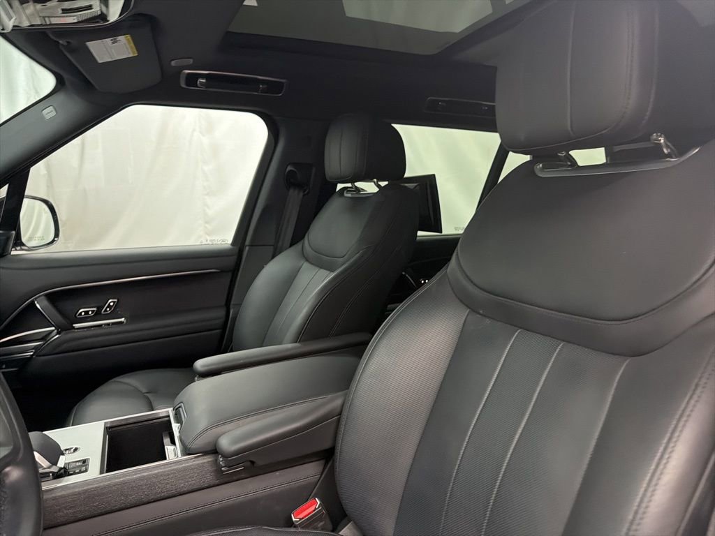 Used 2025 Land Rover Range Rover Long Wheelbase SE image 13