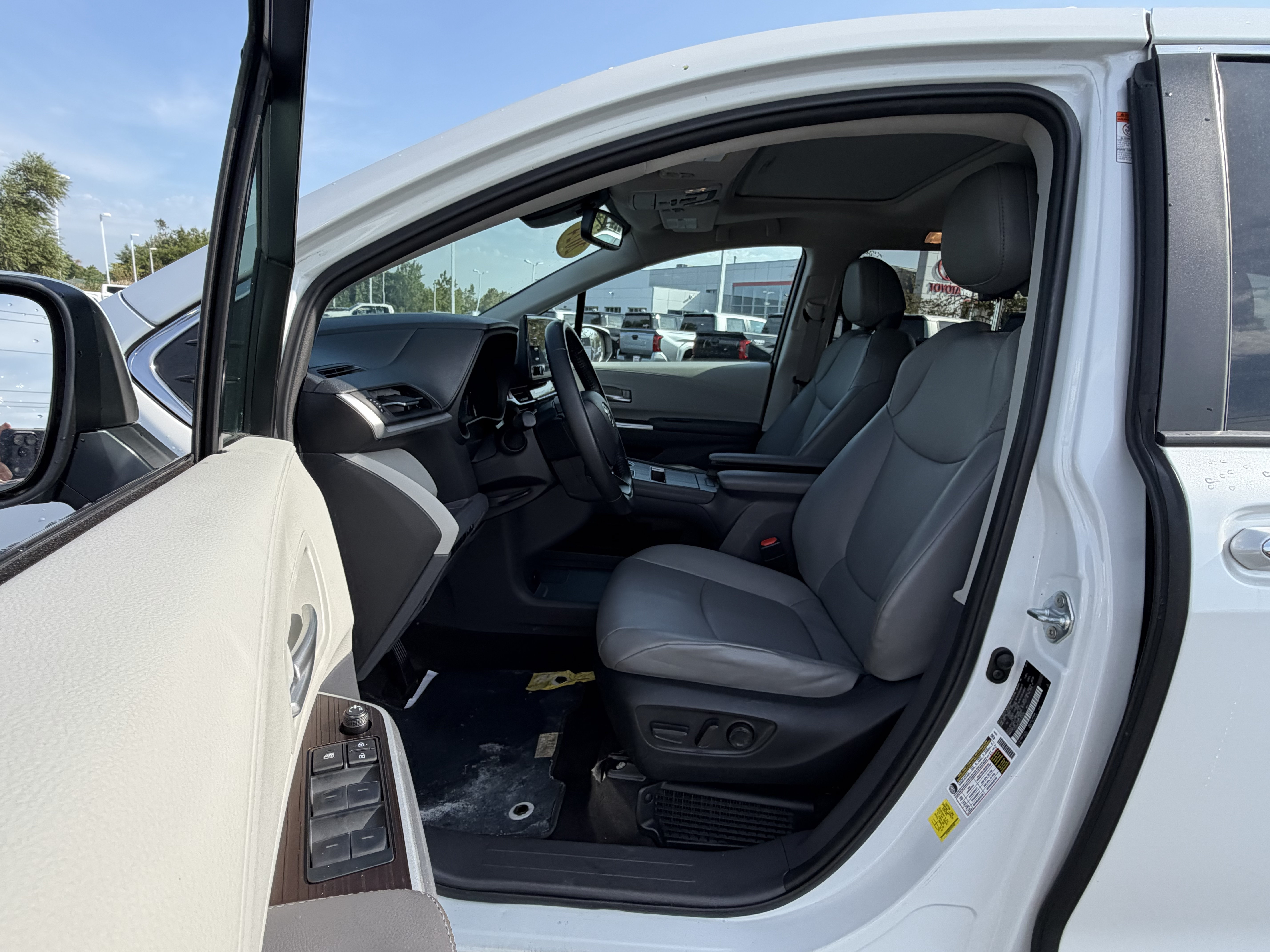 Certified 2024 Toyota Sienna XLE FWD image 14