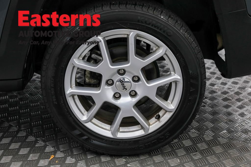 Used 2023 Jeep Renegade Latitude image 32