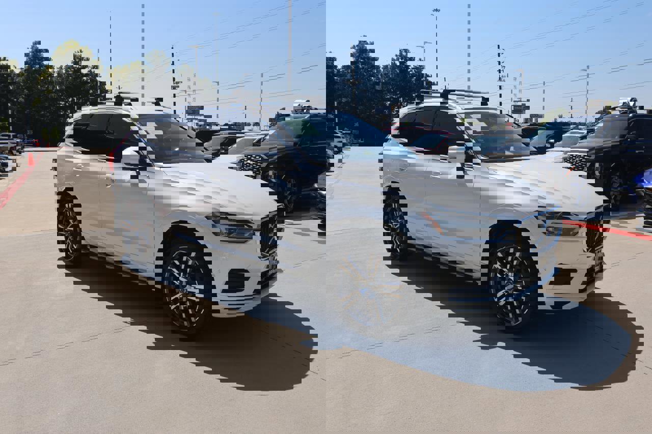 Used 2018 Volvo XC60 T6 Momentum w/ Convenience Package image 7