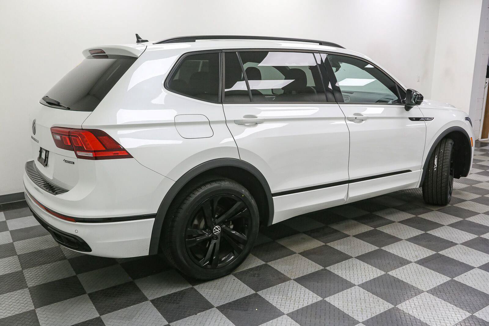 Certified 2024 Volkswagen Tiguan SE R-Line AWD/4WD image 11
