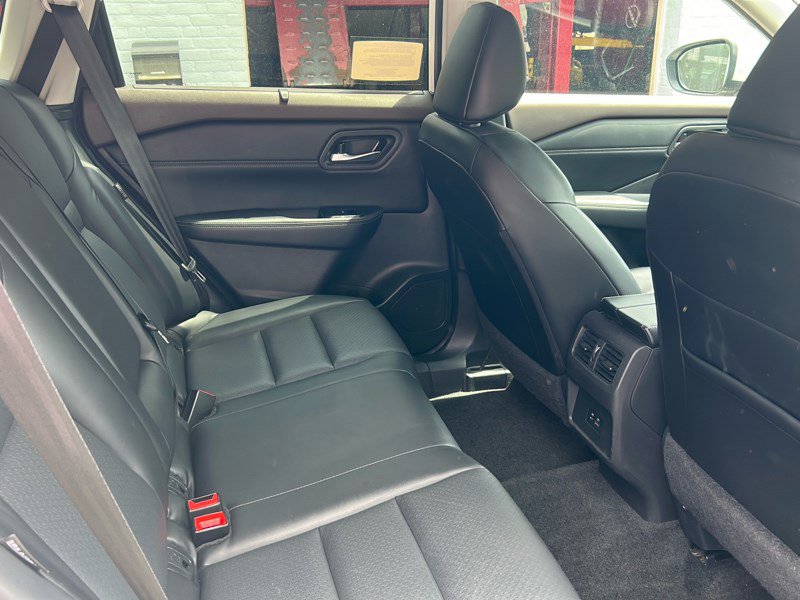 Used 2023 Nissan Rogue SV w/ SV Premium B Package image 11