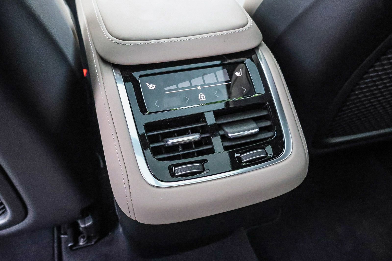 New 2025 Volvo XC90 B6 Core w/ Climate Package image 22