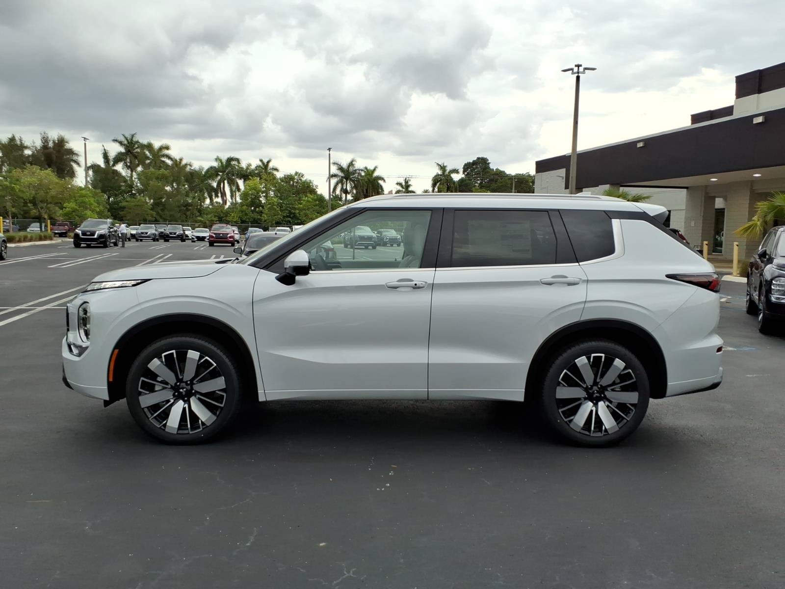 New 2026 Mitsubishi Outlander SEL FWD image 3