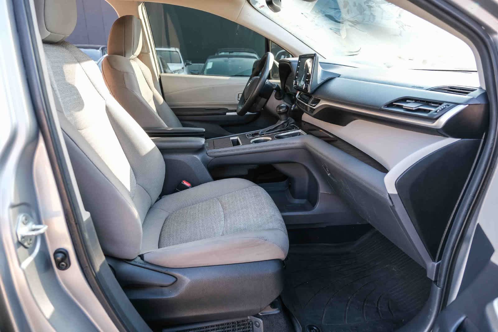 Used 2024 Toyota Sienna LE w/ LE Plus Package FWD image 16