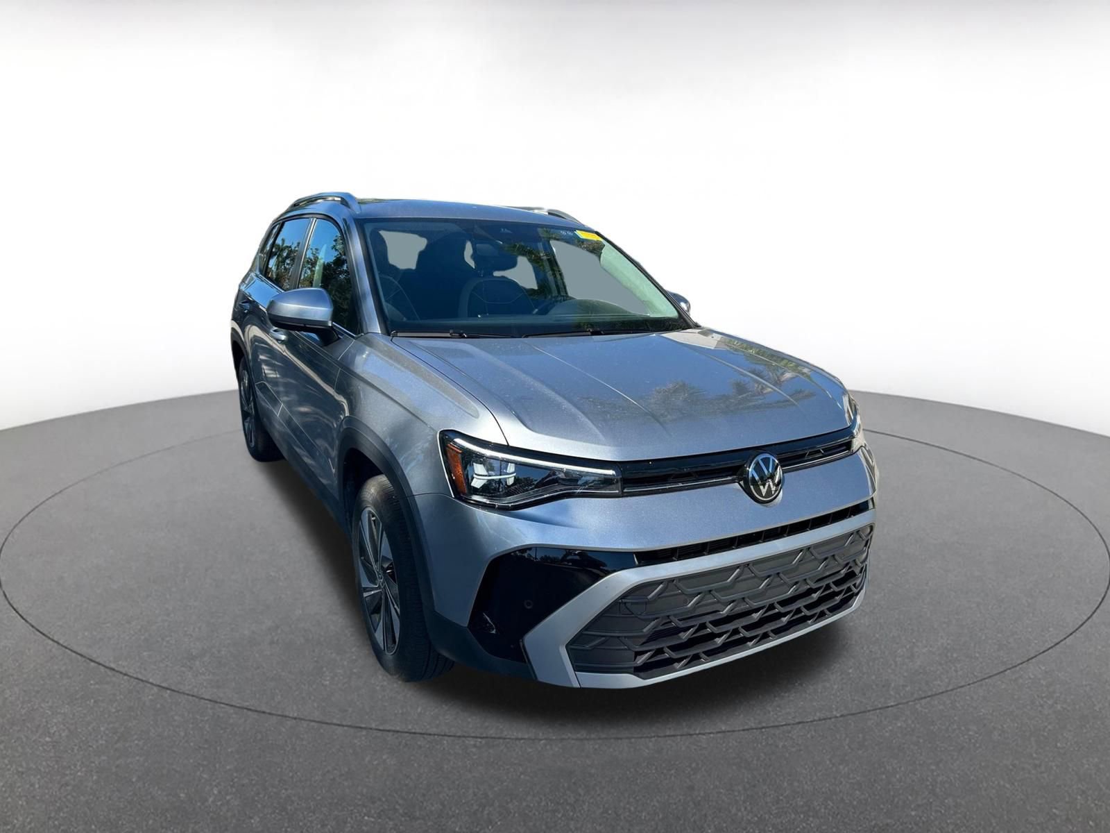 Used 2025 Volkswagen Taos SE image 2