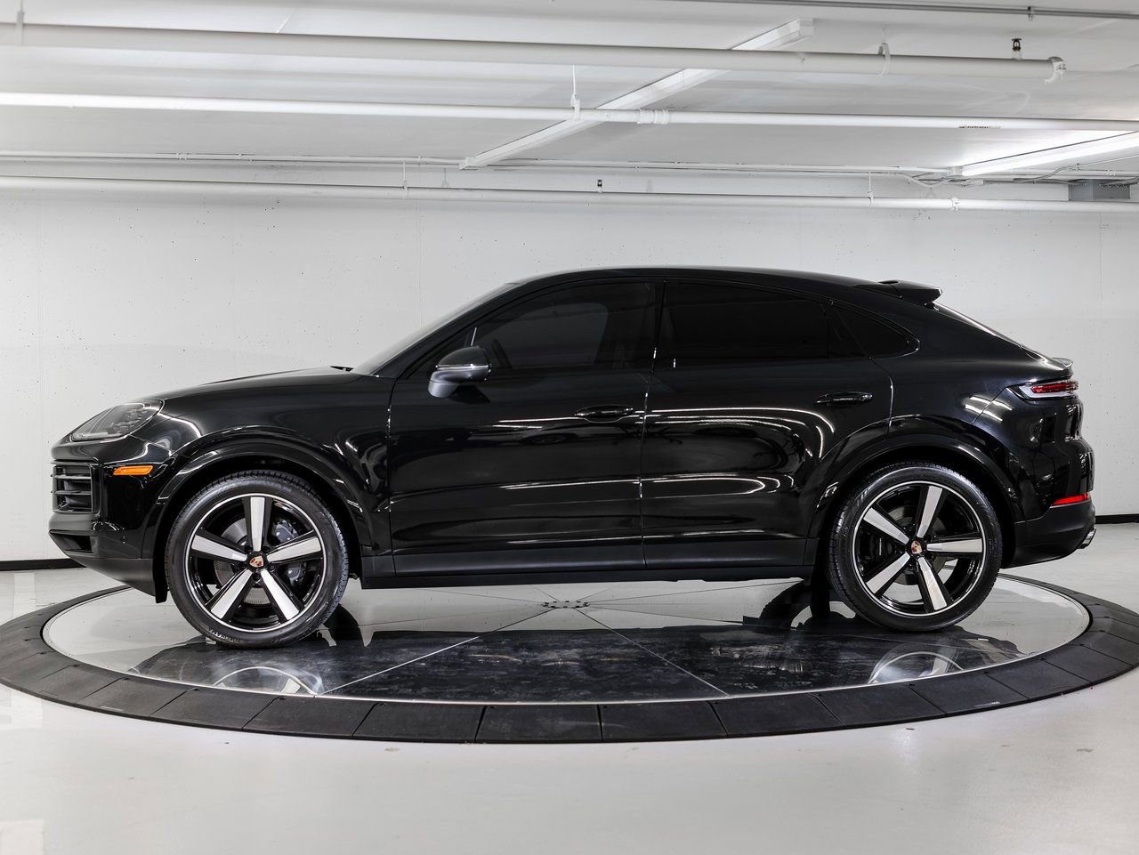Certified 2025 Porsche Cayenne Coupe image 2