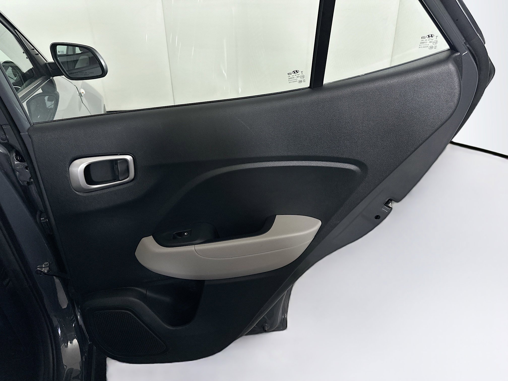 Used 2025 Hyundai Venue SEL FWD image 29