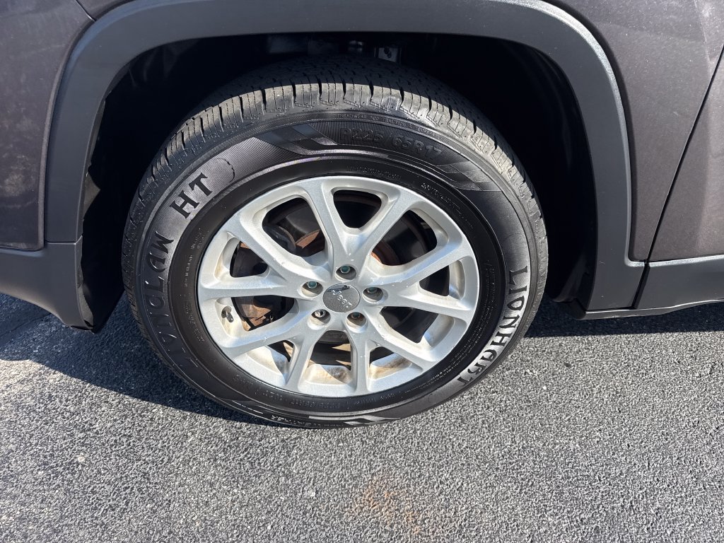 Used 2015 Jeep Cherokee Latitude w/ Cold Weather Group AWD/4WD image 19