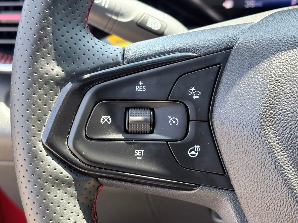 Used 2025 Chevrolet Trax RS FWD image 14