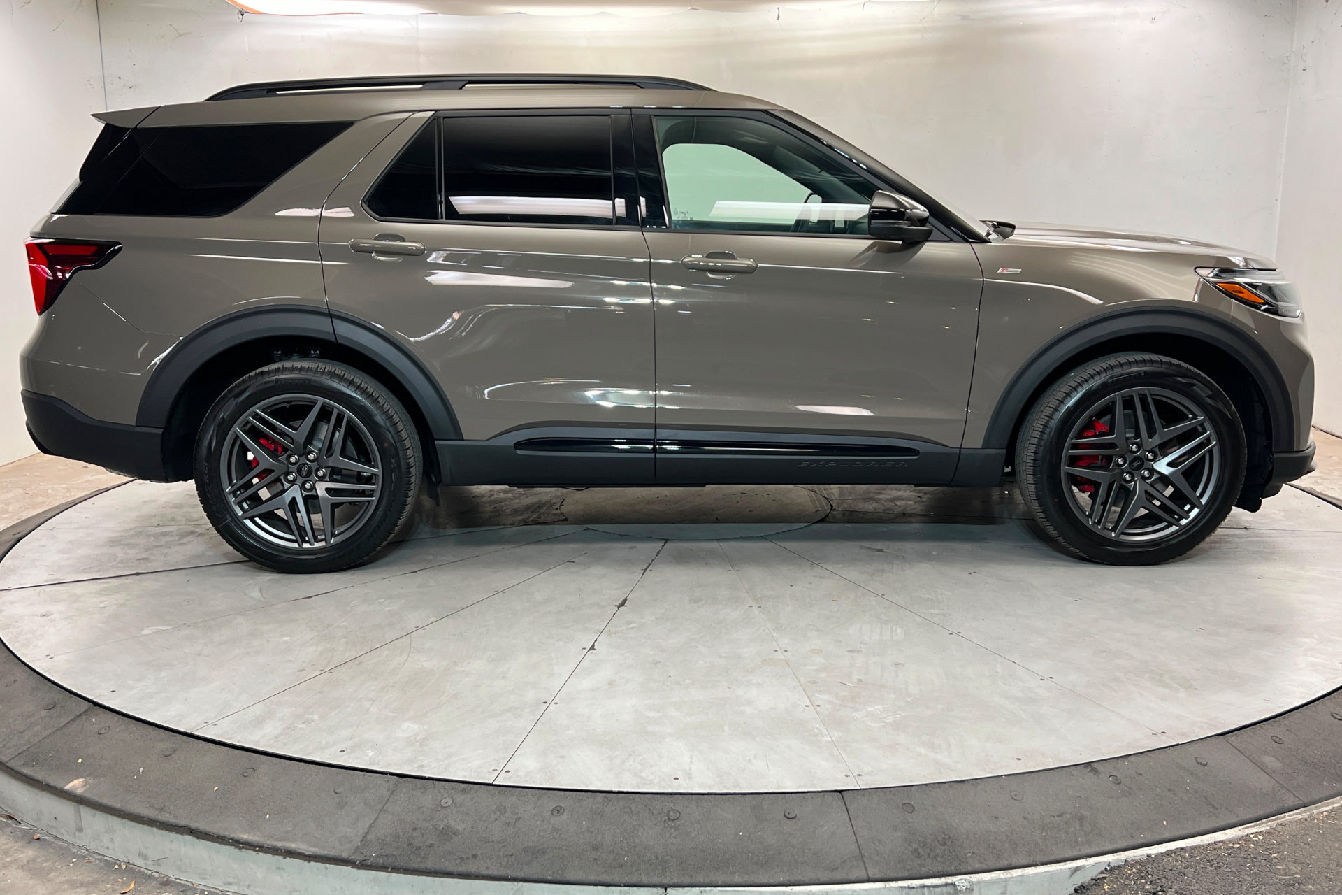 Used 2026 Ford Explorer ST-Line w/ ST-Line Street Pack AWD/4WD image 6