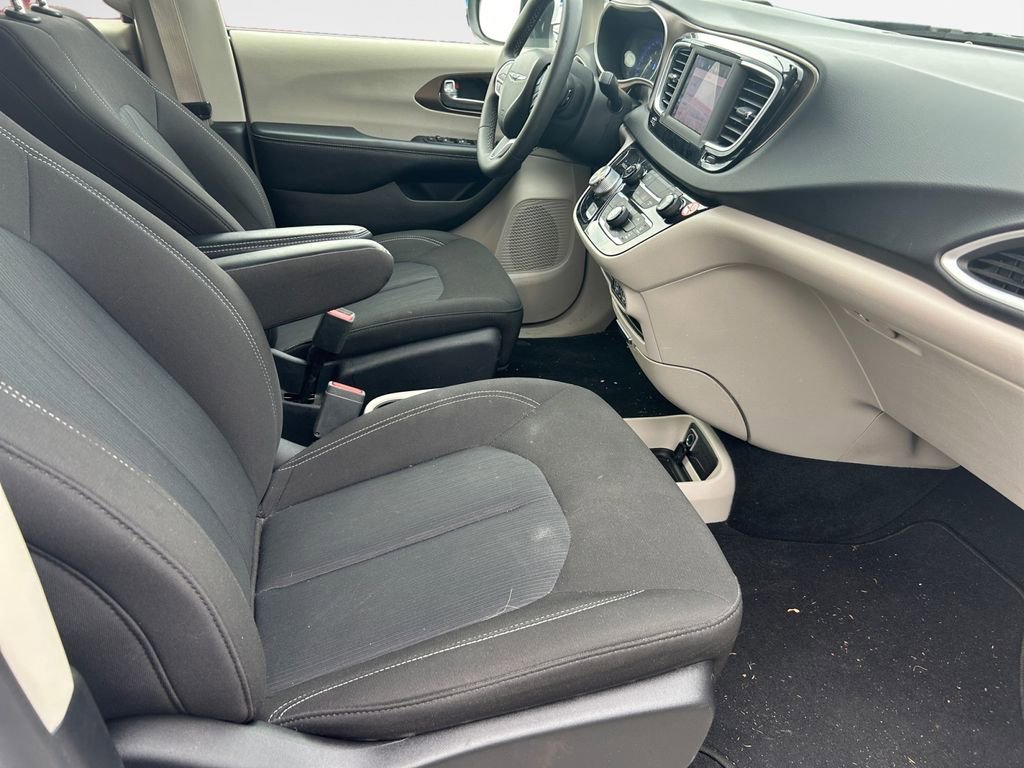 Certified 2022 Chrysler Voyager LX FWD image 30