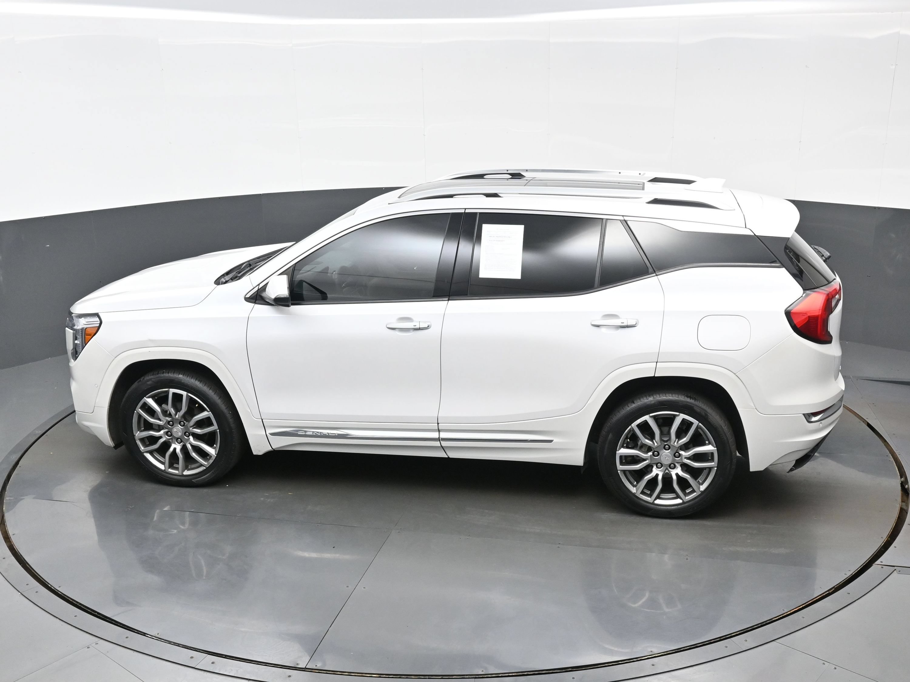 Used 2023 GMC Terrain Denali w/ Denali Premium Package AWD/4WD image 38
