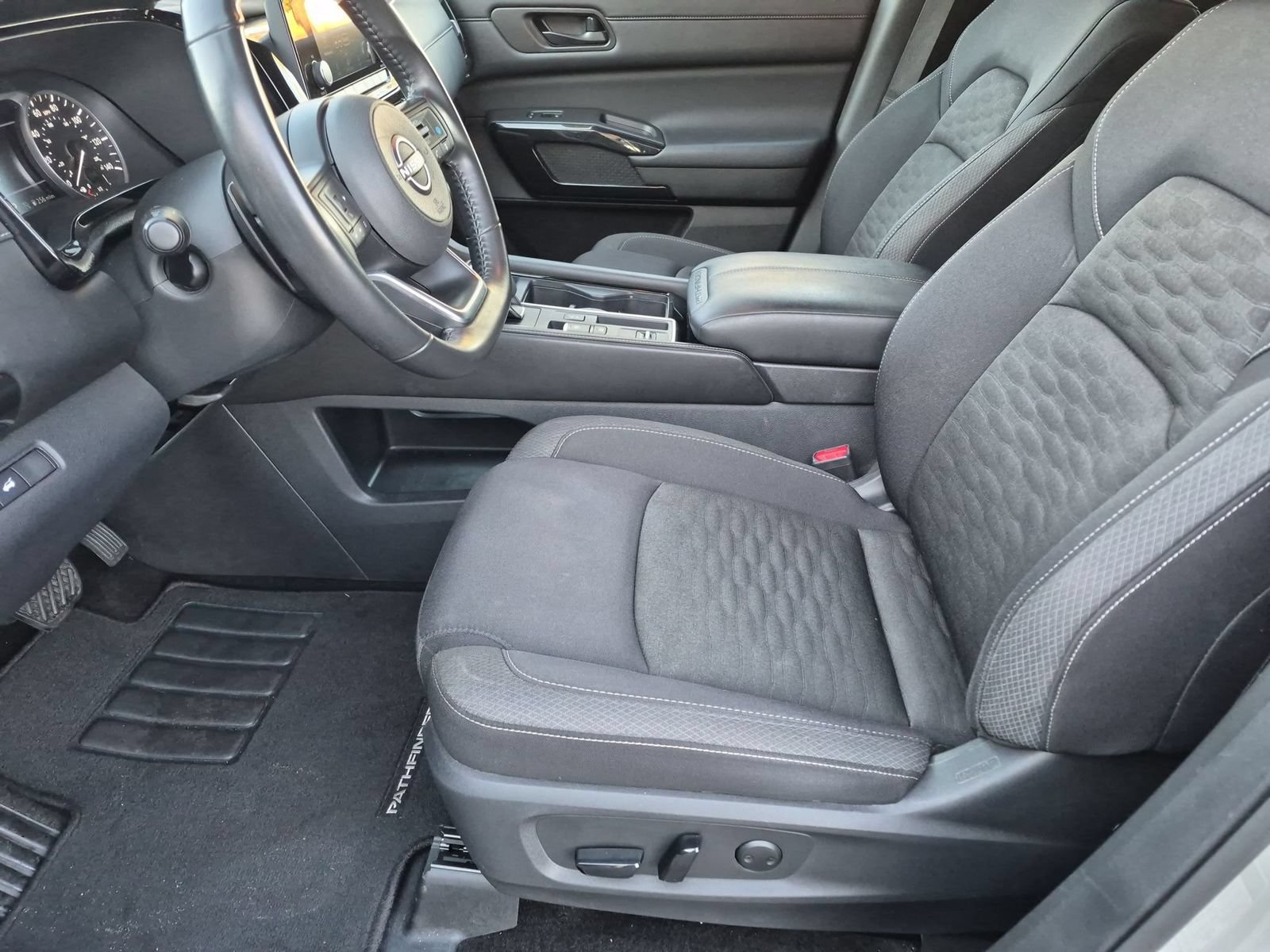 Used 2025 Nissan Pathfinder SV FWD image 14