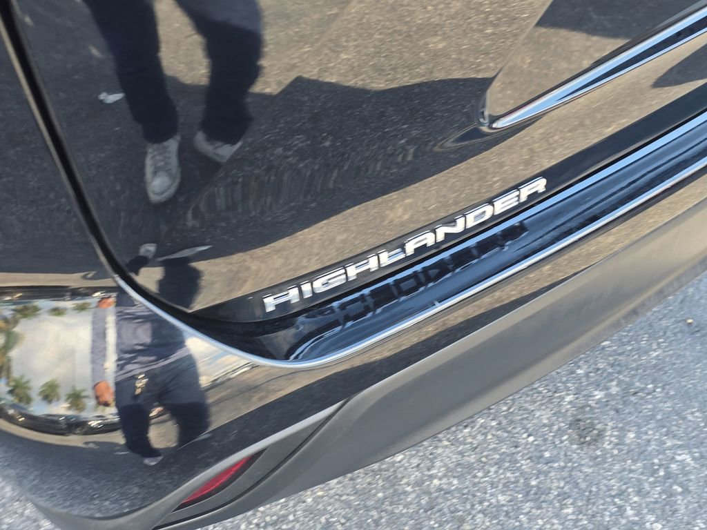 Used 2023 Toyota Highlander LE image 7