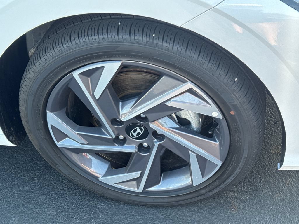 Used 2025 Hyundai Elantra Limited FWD image 9