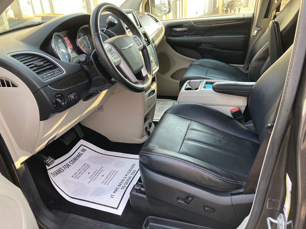 Used 2016 Chrysler Town & Country Touring image 13