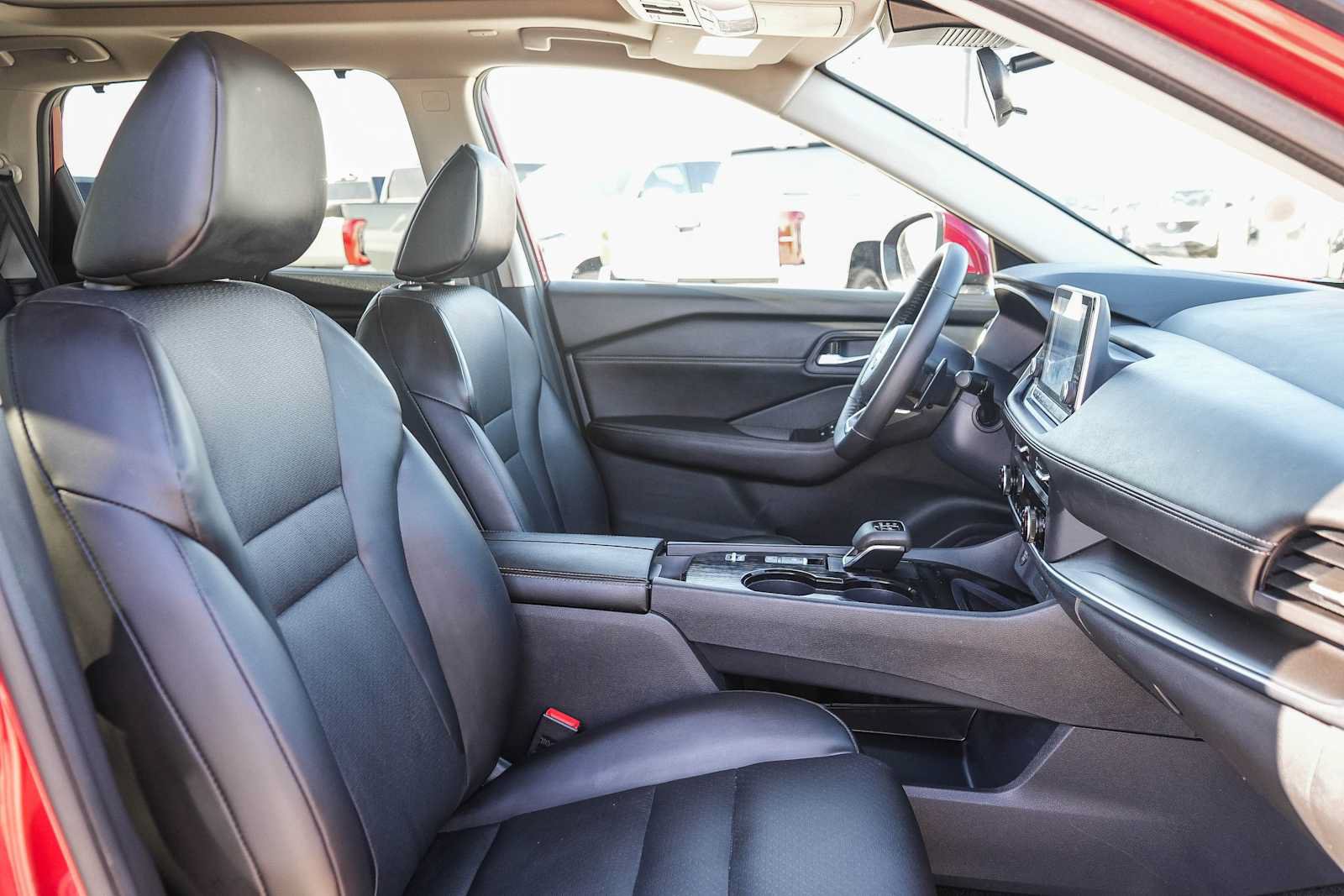 Used 2024 Nissan Rogue SV w/ SV Premium Package FWD image 16