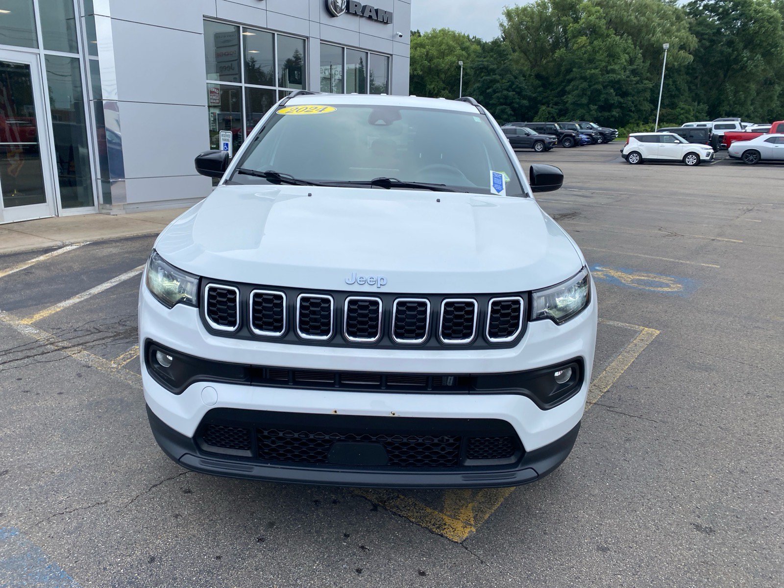 Used 2024 Jeep Compass Latitude AWD/4WD image 8