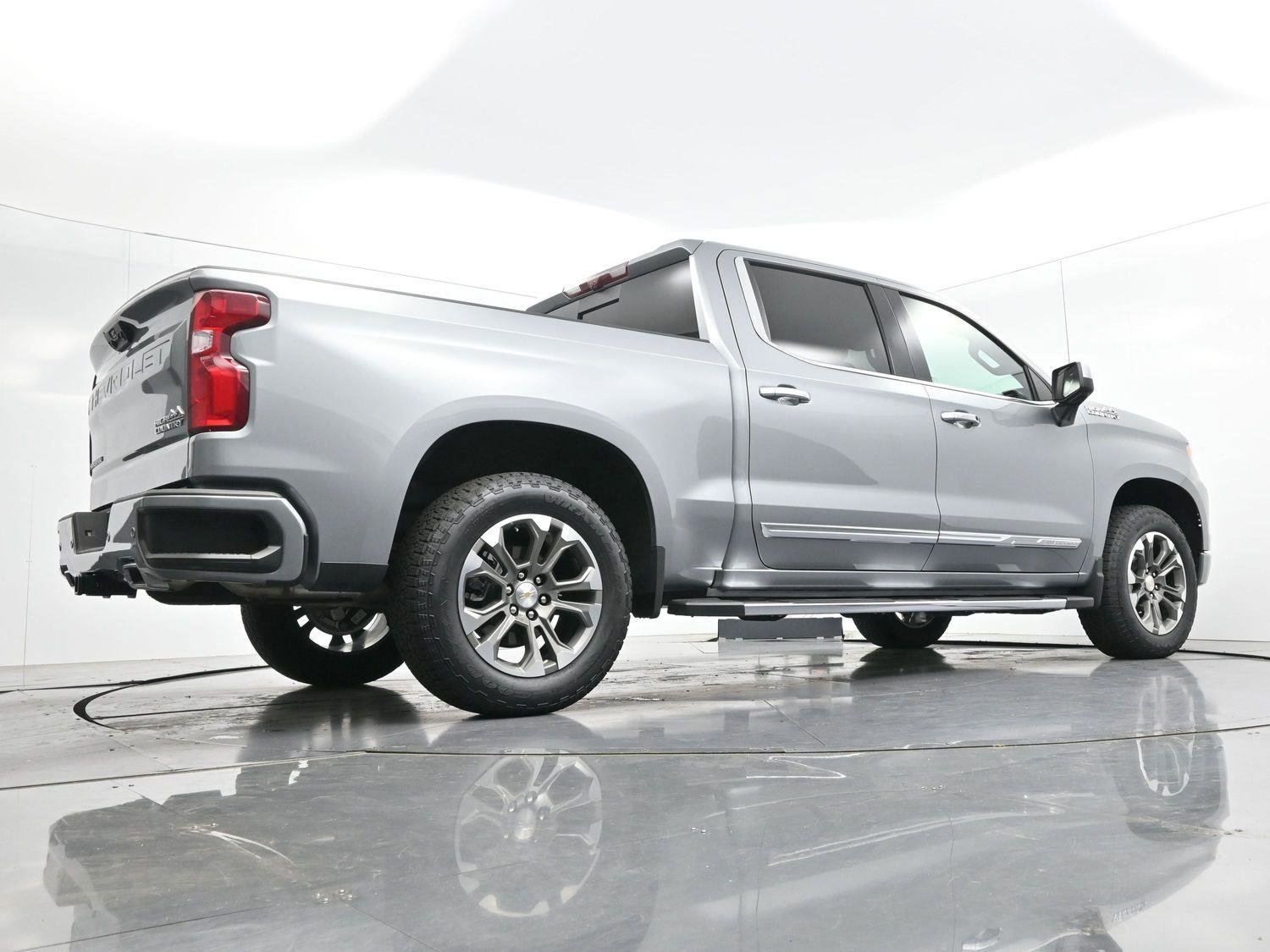 Used 2025 Chevrolet Silverado 1500 High Country w/ Technology Package AWD/4WD image 52