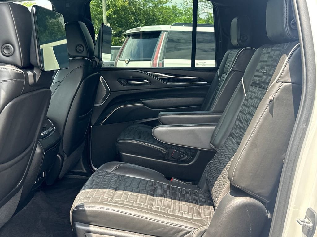 Certified 2023 Cadillac Escalade ESV V AWD/4WD image 12