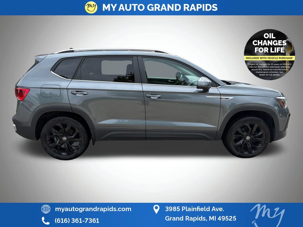 Used 2023 Volkswagen Taos SE w/ Panoramic Sunroof Package AWD/4WD image 8
