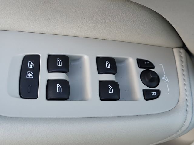 Used 2023 Volvo XC60 T8 Plus image 13