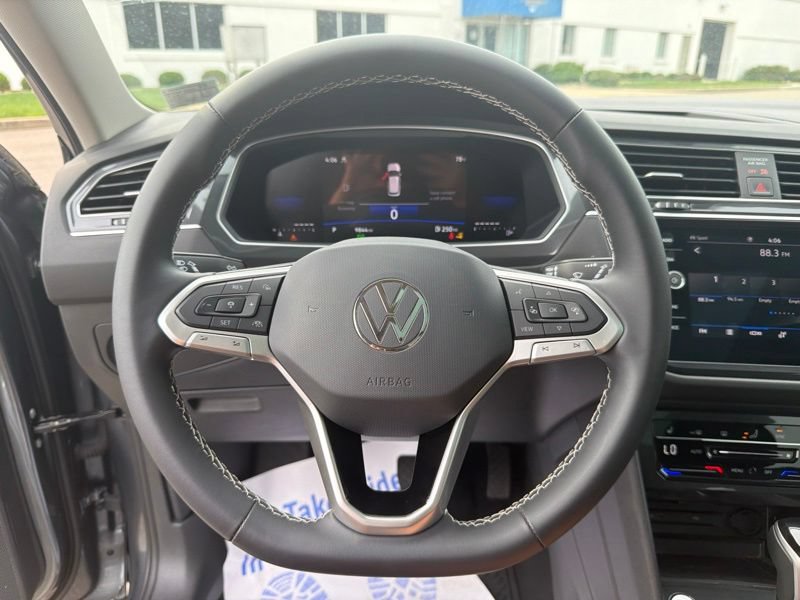Used 2024 Volkswagen Tiguan SE AWD/4WD image 25