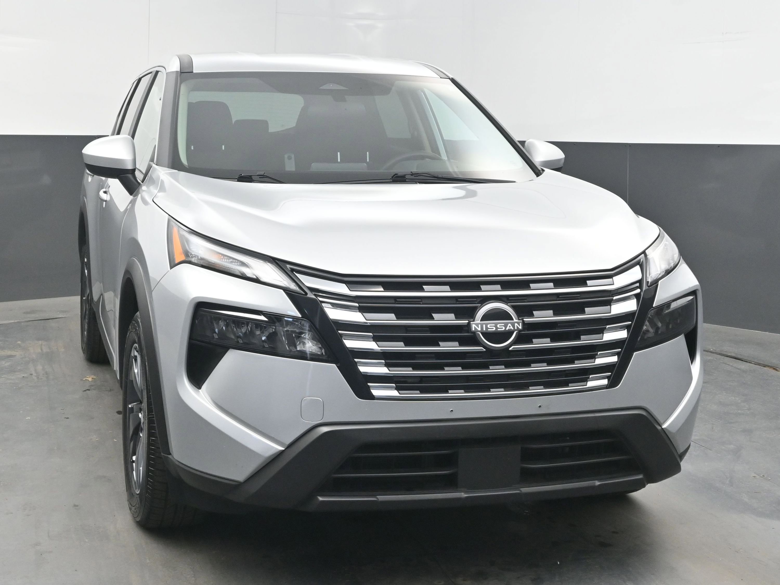 Used 2025 Nissan Rogue SV image 3