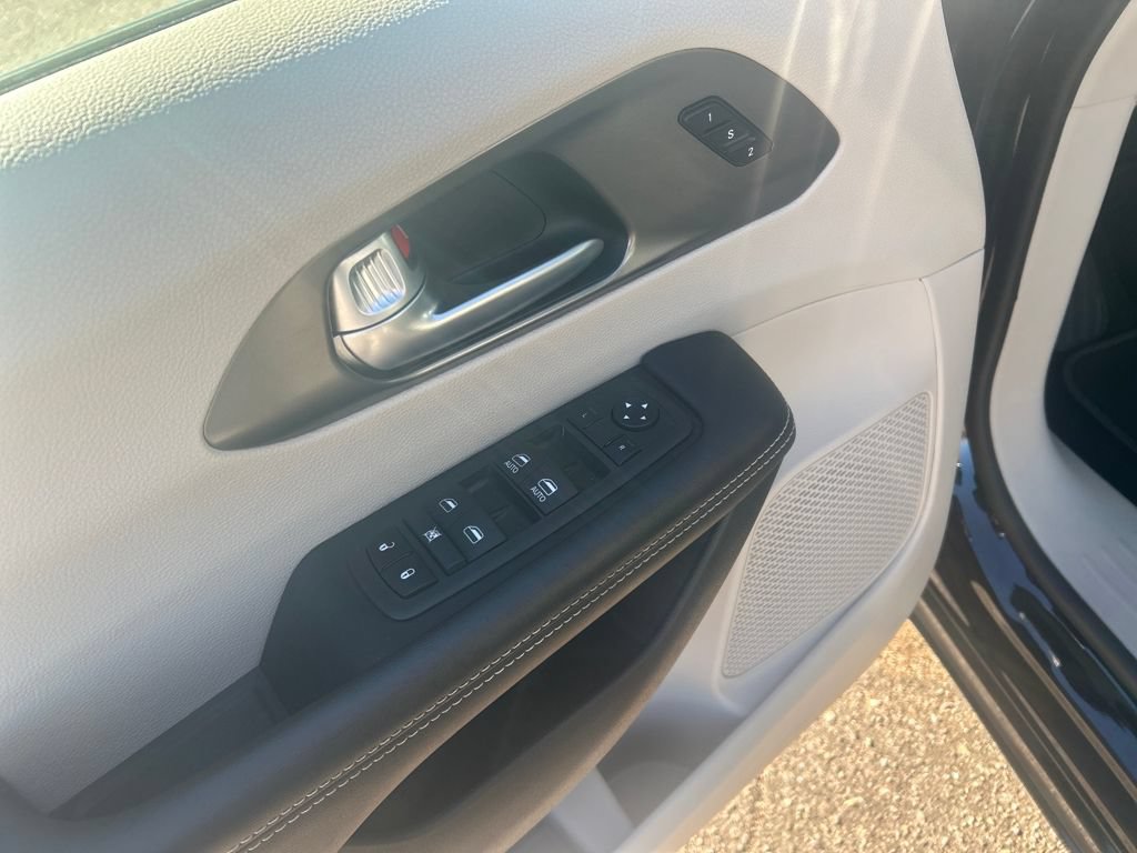 Used 2024 Chrysler Pacifica Touring-L FWD image 12
