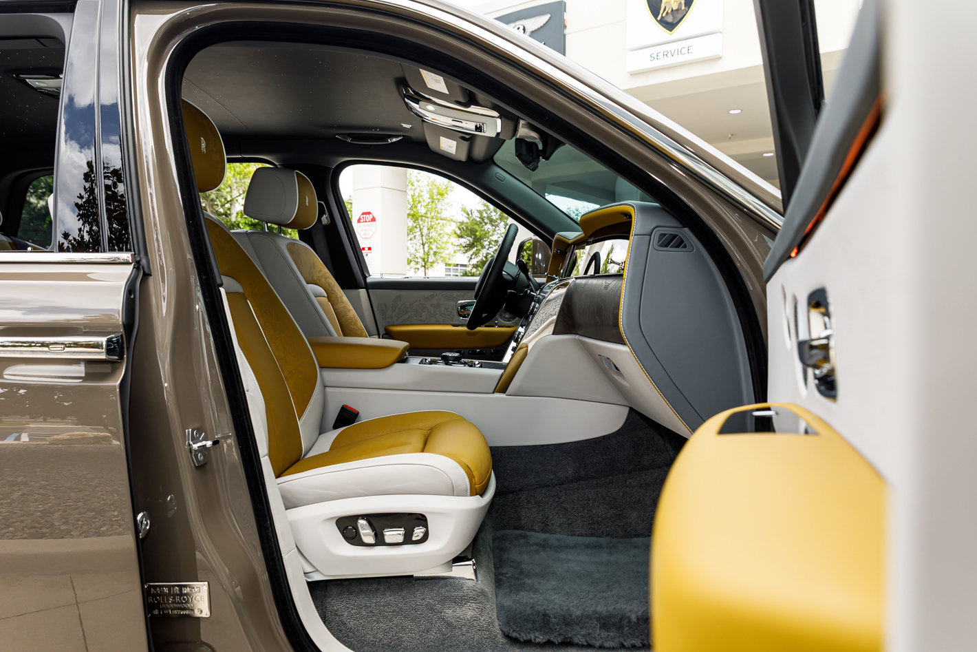 Certified 2025 Rolls-Royce Cullinan AWD/4WD image 47