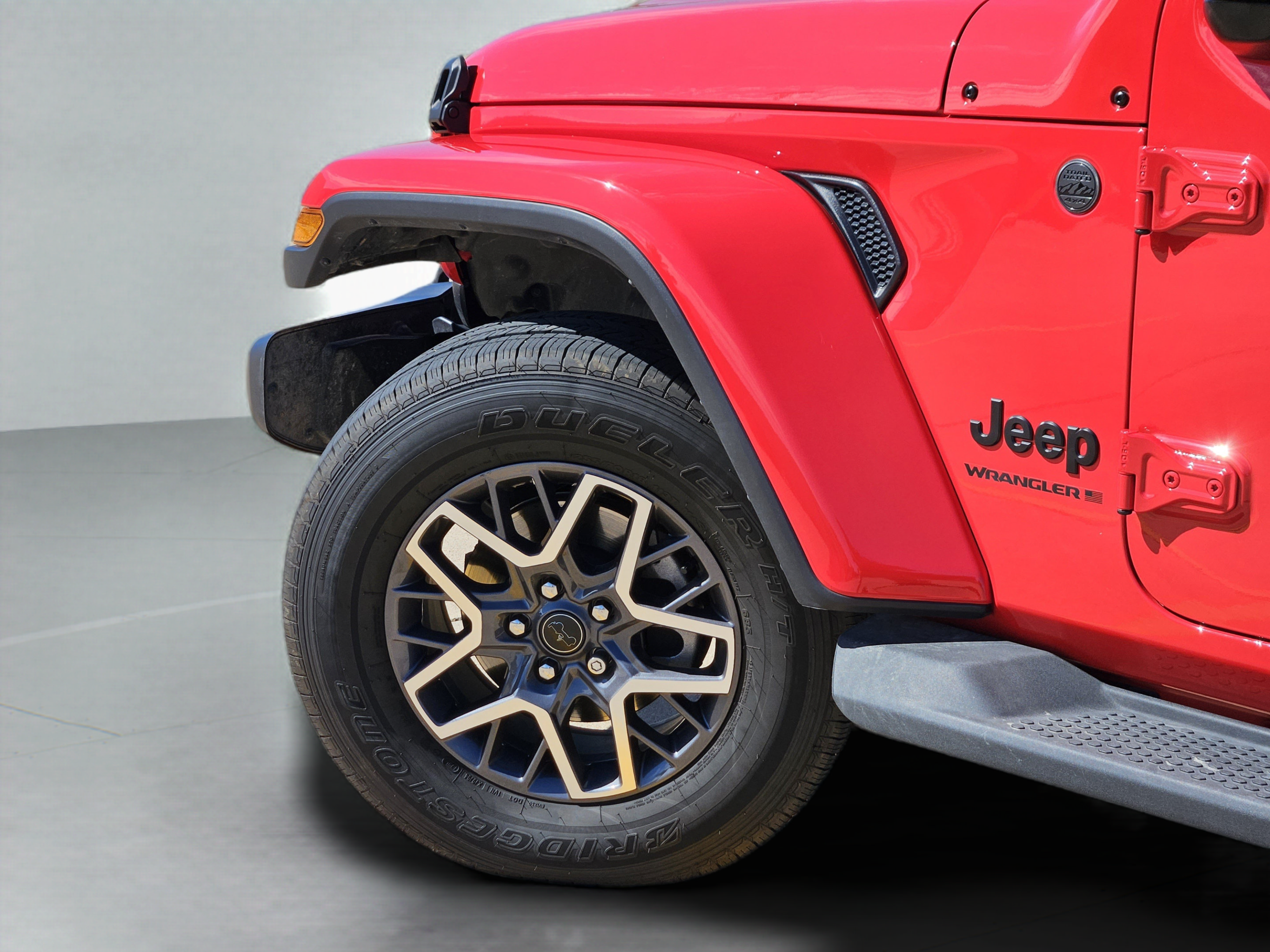 Used 2025 Jeep Wrangler Unlimited Sahara AWD/4WD image 24