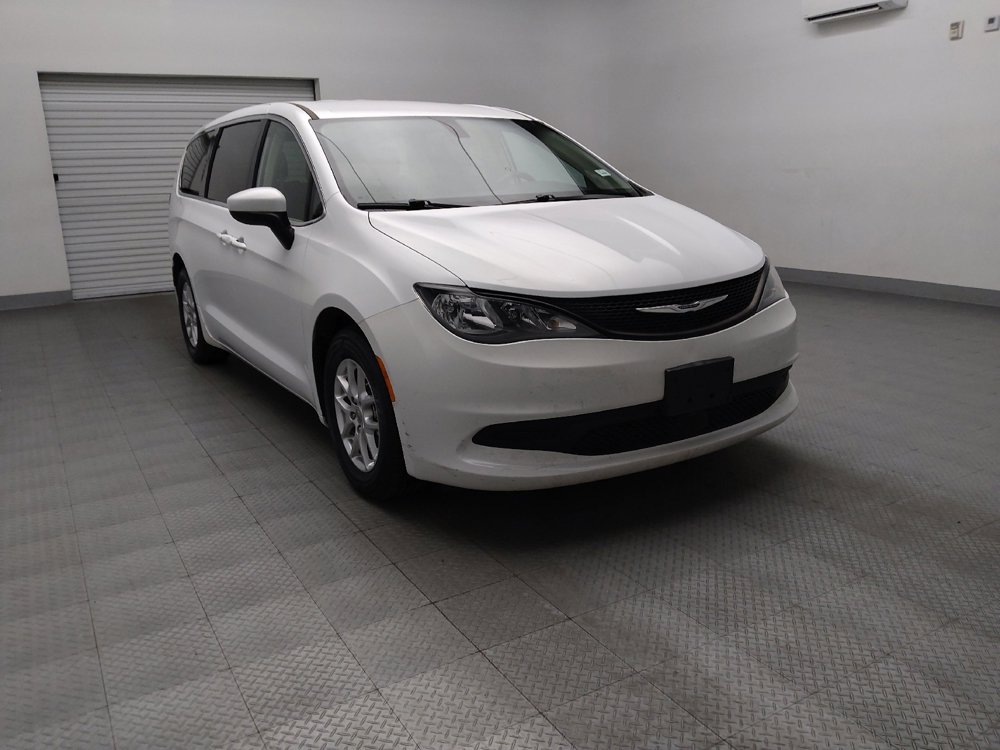 Used 2022 Chrysler Voyager LX image 13