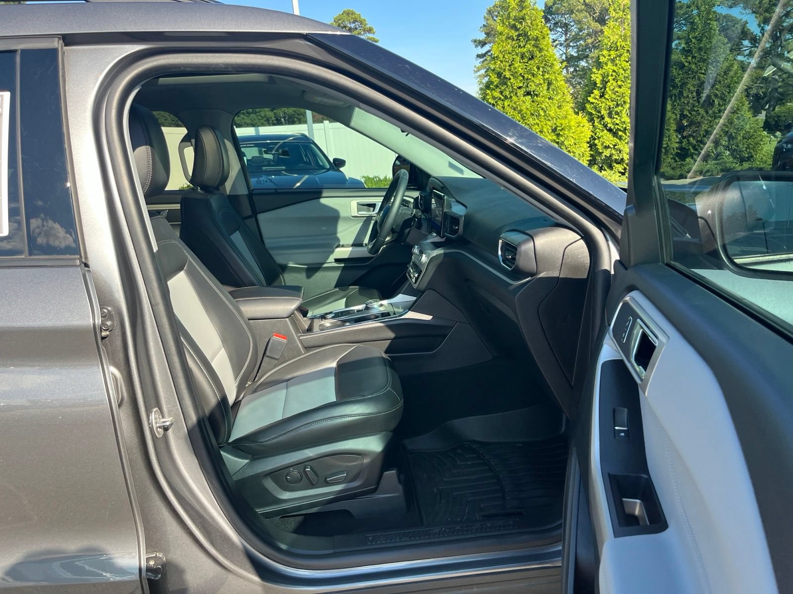 Used 2024 Ford Explorer XLT w/ Equipment Group 202A AWD/4WD image 39