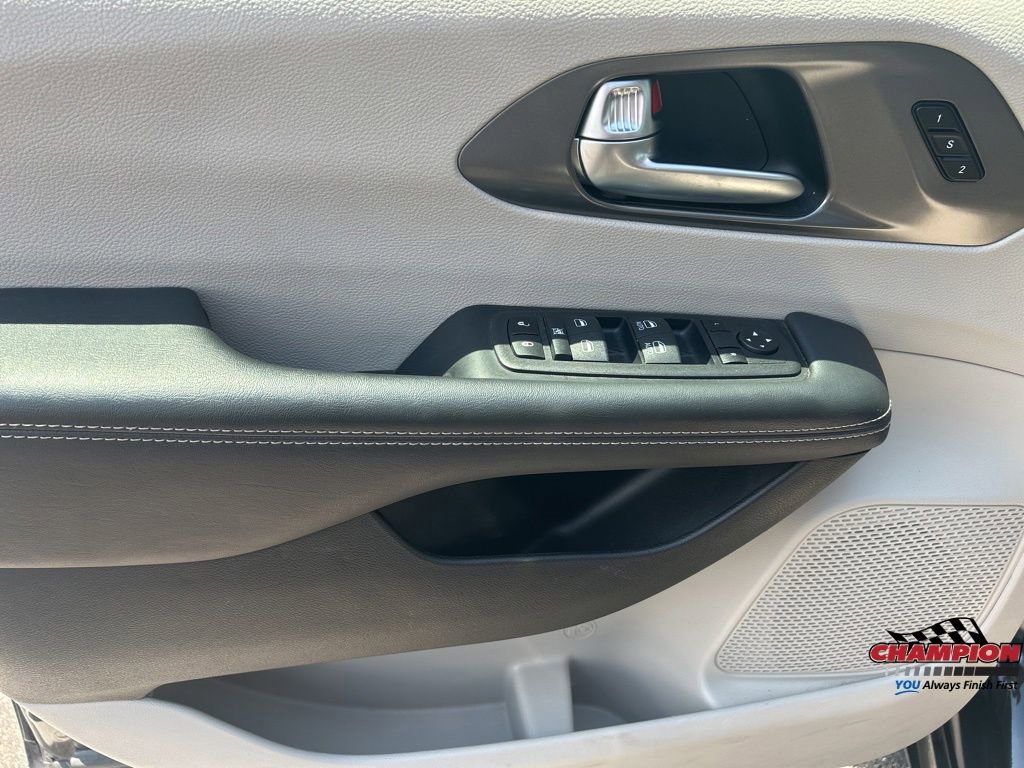 Used 2024 Chrysler Pacifica Touring-L FWD image 13