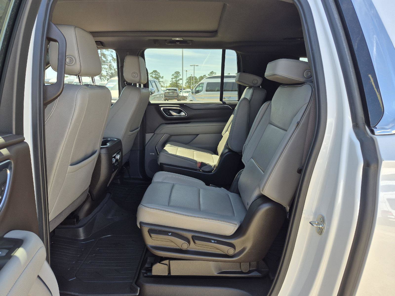 Used 2023 GMC Yukon XL SLT w/ SLT Premium Package image 15