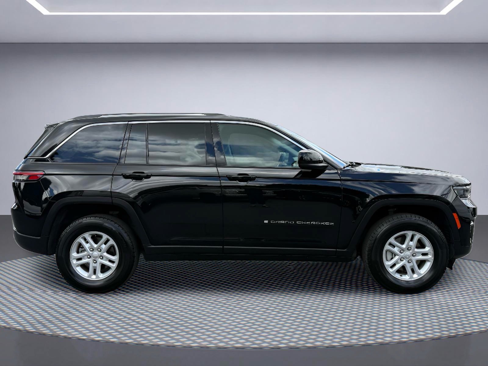 Used 2023 Jeep Grand Cherokee Laredo AWD/4WD image 10