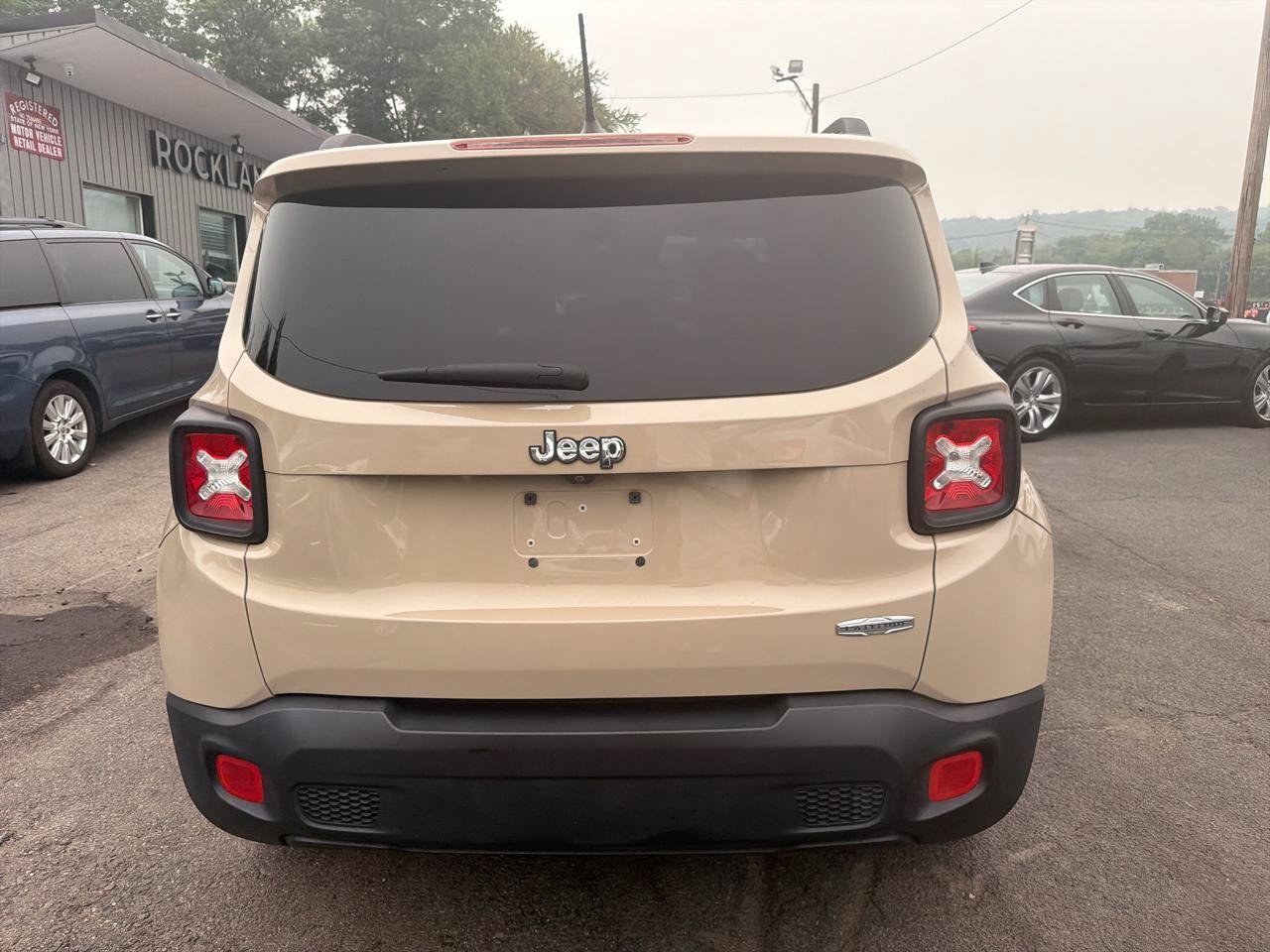 Used 2016 Jeep Renegade Latitude FWD image 8