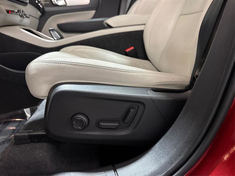 Used 2021 Volvo XC40 T5 Momentum image 17