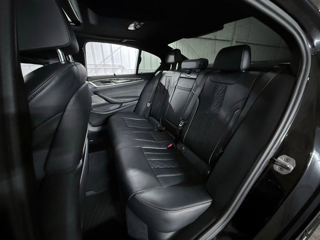 Used 2023 BMW M550i xDrive w/ Executive Package image 21