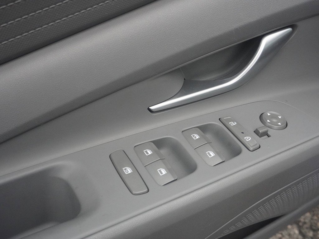 Used 2023 Hyundai Elantra SEL image 29